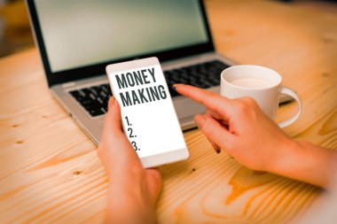 Para kazandığını gösteren bir yazı. Kavramsal fotoğraf kâr getiriyor. Özellikle de çok az çabayla..