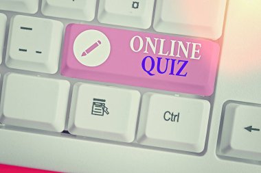 Online Quiz gösteren not yazma. İş fotoğraf vitrin oyunu veya Internet'te yayınlanan bir zihin sporu.