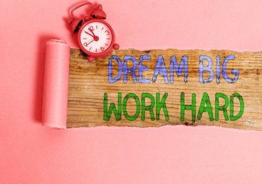 Kavramsal el yazısı Dream Big Work Hard 'ı gösteriyor. İş fotoğrafı metni Kendine inan ve hayalleri ve hedefleri takip et.