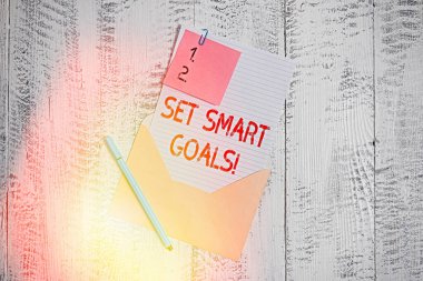 Akıllı Hedefleri Gösteren Metin İşareti. Hedeflerin ayarlarında rehberlik etmek için kavramsal fotoğraf verme kriterleri boş sayfa kağıdı yapışkan not tahta arkaplan.