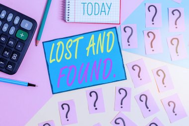 Mesaj işareti Kayıp Eşyalar Bürosunu gösteriyor. Kavramsal fotoğraf, matematik malzemelerini ve yazı ekipmanlarını pastel renklerin üzerine geri alana kadar kayıp eşyaların saklandığı bir yer..