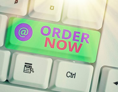 Order Now 'ı gösteren bir not yazıyorum. Bir şirketten mal ya da hizmet istemenin etkinliğini gösteren iş fotoğrafı.