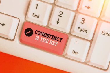 Tutarlılığı gösteren kavramsal el yazısı anahtardır. Kötü Alışkanlıklardan Kurulan İş Fotoğrafları Sergisi.