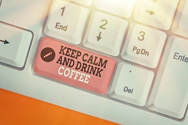 Konceptualny rękopis pokazujący Keep Calm And Drink Coffee. Prezentacja zdjęć biznesowych zachęcają do picia kofeiny i relaksu. — Zdjęcie stockowe