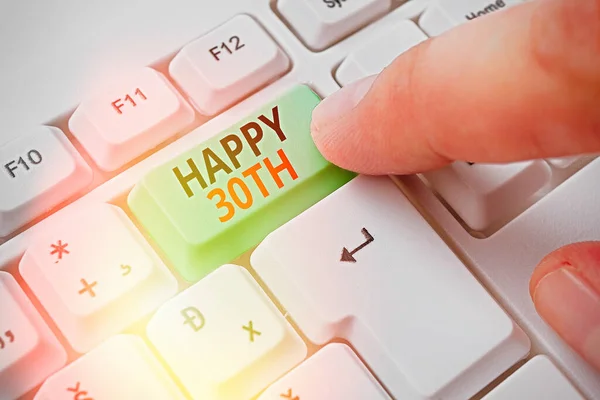 Tekst pisma Happy 30Th. Koncepcja oznaczająca radosną okazję do obchodów 30. roku życia. — Zdjęcie stockowe