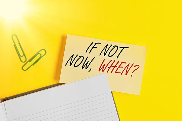Escrevendo nota mostrando Se Não Agora Quando Pergunta. Foto de negócios mostrando começar a agir a partir deste momento não hesite Papel laranja vazio com espaço de cópia na mesa amarela . — Fotografia de Stock