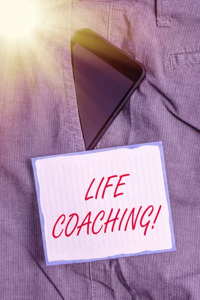 Escrita de mão conceitual mostrando Life Coaching. Texto da foto de negócios Empregado empregado para ajudar a mostrar atingir seus objetivos na carreira Dispositivo Smartphone dentro de calças papel de nota de bolso frontal . — Fotografia de Stock