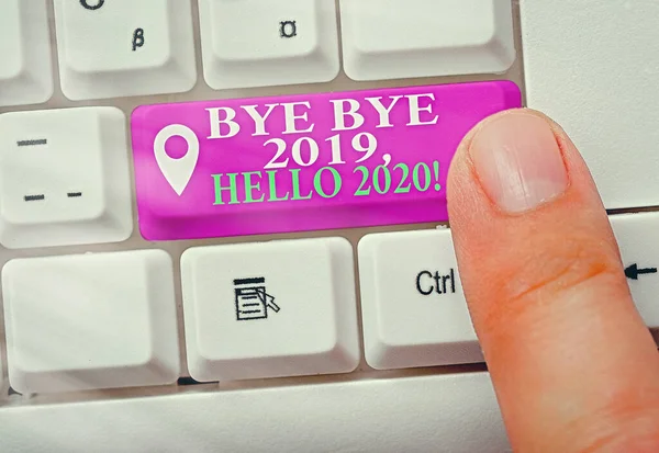 Nota de escritura mostrando Bye Bye 2020 Hola 2020. Foto de negocios mostrando diciendo adiós al año pasado y dando la bienvenida a otro . —  Fotos de Stock