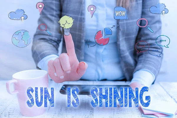 Texto de escritura de palabras Sun Is Shining. Concepto de negocio para que es algo que propaga calidez, felicidad y placer . — Foto de Stock