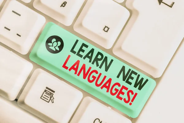 Escritura a mano de texto Aprender nuevos idiomas. Concepto que significa desarrollar la capacidad de comunicarse en lenguaje extranjero . — Foto de Stock