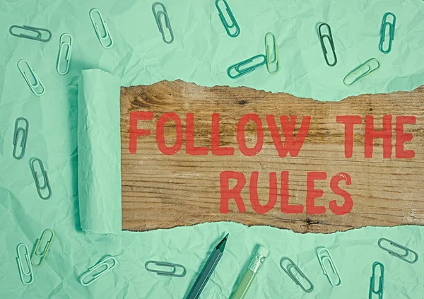 手書きテキストはルールに従います。概念の意味は、行動または手順を管理する規制に従う. — ストック写真