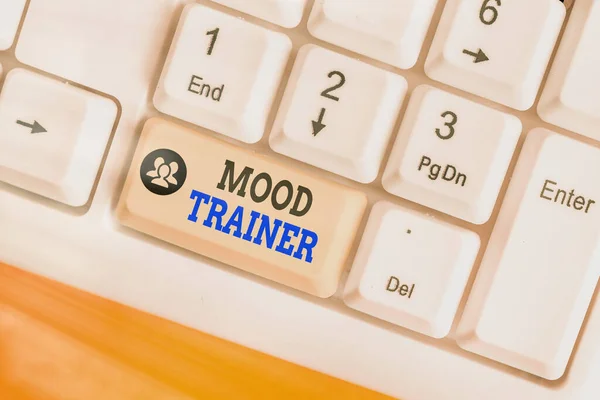 Una lettera che mostra Mood Trainer. Foto aziendale che mostra una dimostrazione di chi si allena per alleviare i disturbi dell'umore . — Foto Stock