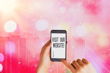 Web Sitemizi Ziyaret Edin'i gösteren metin işareti. Web sitesine gelen ve göz atma geliri elde eden kavramsal fotoğraf ziyaretçisi.