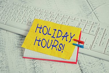Holiday Hours 'u gösteren kavramsal el yazısı. İş fotoğrafçıları, saatlerce normal ücretlerinin iki katını alıyor. Defter hatırlatma broşu, çivilenmiş tahta çarşaf..