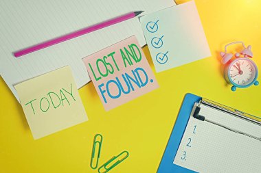 Mesaj işareti Kayıp Eşyalar Bürosunu gösteriyor. Kavramsal fotoğraf, kaybolan ögelerin geri alınana kadar saklandığı bir yerdir. Tablonun üzerinde boş kağıtlar ve metin mesajları için yer vardır..