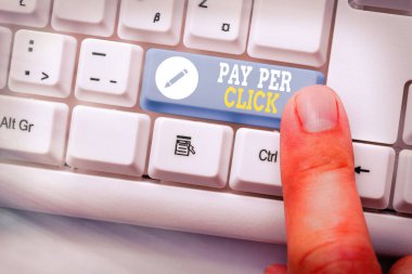 Tıklama başına Ödeme 'yi gösteren not yazıyorum. İş fotoğraflarında internet pazarlaması hangi ödemenin tıklamalara dayandığını gösteriyor.