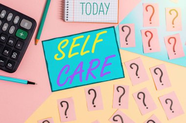 Kişisel Bakım 'ı gösteren bir mesaj. Kavramsal fotoğraf. Kendi sağlığını geliştirmek için harekete geçme uygulaması. Matematiksel şeyler ve yazı ekipmanları..