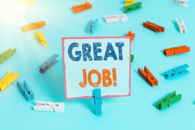 Harika bir iş çıkardığını gösteren bir mesaj. Birine iyi bir şey yaptığını söyleyen kavramsal fotoğraf. Renkli çamaşır iğnesi kağıtları. Boş hatırlatıcı mavi zemin ofis broşu..