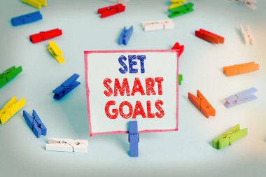 Akıllı Hedefleri Gösteren Metin İşareti. Fikirlerinizi netleştirmek için kavramsal fotoğraf listesi Odaklanma çabalarınızı akıllıca kullanın Renkli çamaşır iğnesi kağıtları boş hatırlatıcı mavi zemin ofis pimi.