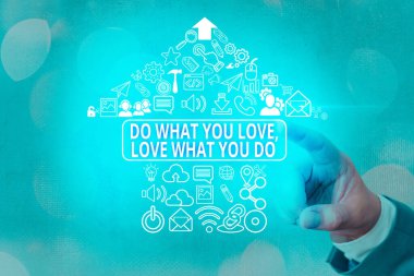 El yazısı, sevdiğin şeyi yap yaptığın işi sev. Kavram, hayattaki hayallerinin ya da tutkularının peşinden gitmektir..