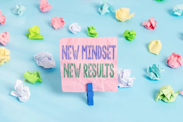 Koncepcionális kézírás a New Mindset új eredményeiről. Üzleti fotó szöveg akadályok elérésének lehetőségei Színes gyűrött papírok üres emlékeztető kék padló ruhacsap. — Stock Fotó