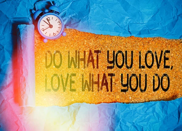 Escrever texto escrito Faça o que você ama Ame o que você faz. Conceito significado Perseguir seus sonhos ou paixões na vida . — Fotografia de Stock