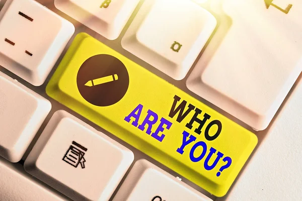 Textschild mit der Frage "Wer bist du?" Konzeptfoto, bei dem eine nachweisliche Identität oder persönliche Daten abgefragt werden. — Stockfoto