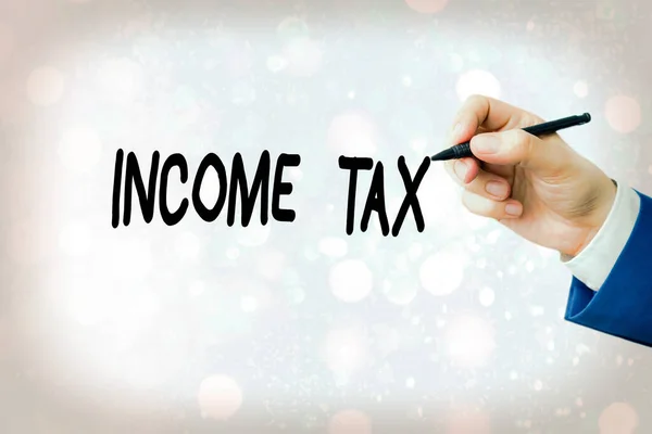 Escrita de mão conceitual mostrando imposto de renda. Texto da foto de negócios Taxa anual cobrada sobre o rendimento ganho e não ganho . — Fotografia de Stock