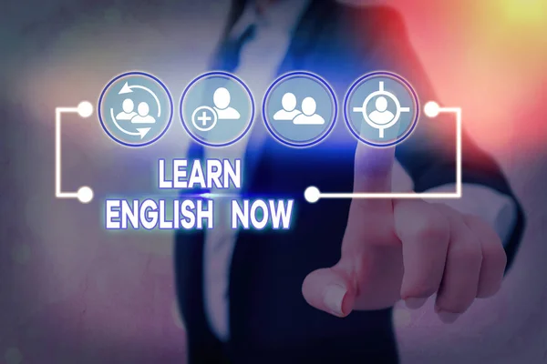 Εννοιολογική γραφή χεριών που δείχνει Μάθετε Αγγλικά τώρα. Business photo showcasing κερδίσει ή να αποκτήσουν γνώση και την ικανότητα της αγγλικής γλώσσας. — Φωτογραφία Αρχείου