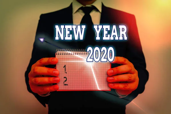 Yeni Yıl 2020 'yi gösteren bir not yazıyorum. Tatilin Taze Başlangıcını Kutlayan İş Fotoğrafları Sergisi. En iyi dileklerimle. — Stok fotoğraf