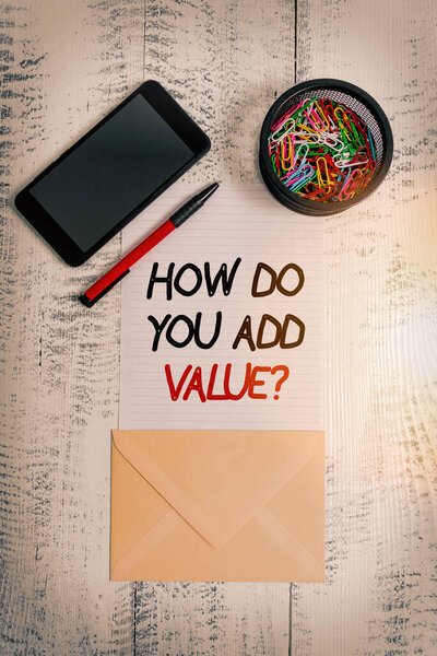 Написание заметки, показывающей, как добавить вопрос стоимости. Демонстрация деловой фотографии улучшает работу в процессе производства смартфонов скрепки бумаги конверт ручка деревянный винтажный фон
.