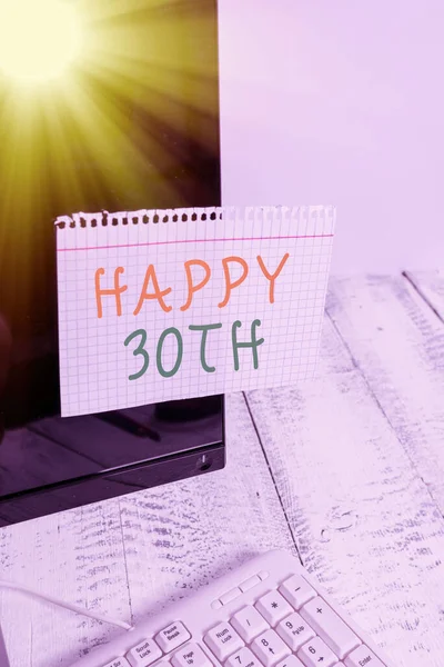 การเขียนด้วยมือในแนวคิดแสดงความสุข 30th รูปภาพธุรกิจแสดงโอกาสที่มีความสุขสําหรับเหตุการณ์พิเศษที่จะทําเครื่องหมาย 30 ปีเครื่องหมายหน้าจอคอมพิวเตอร์กระดาษใกล้คีย์บอร์ดสีขาว . — ภาพถ่ายสต็อก