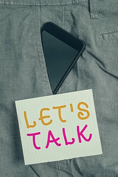 Pisząc notatkę pokazującą Lets Is Talk. Business photo showcasing sugerujące na początku rozmowy na temat Smartphone urządzenie wewnątrz spodnie przedni papier kieszonkowy. — Zdjęcie stockowe