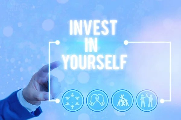 Почерк написания текста Invest In Yourself. Концепция, означающая ноу-хау в тренере или обучение новым вещам . — стоковое фото