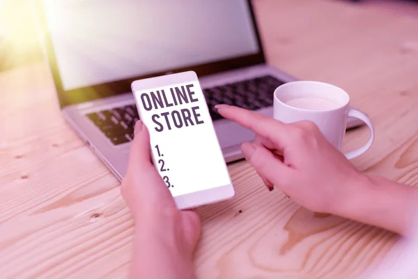 Signo de texto que muestra tienda en línea. Foto conceptual Un sitio web que ofrece artículos para la venta y acepta tarjetas de crédito . — Foto de Stock