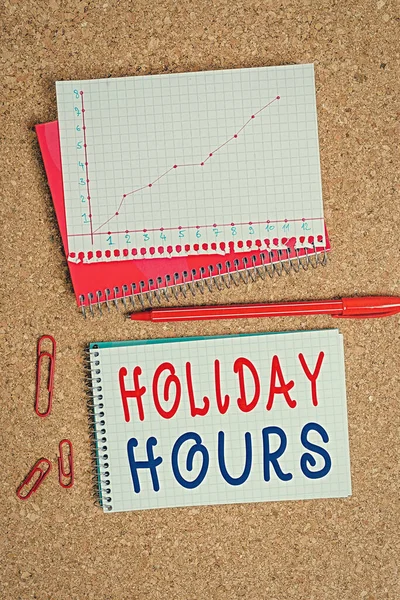 El yazısı, Holiday Hours. Kavram, esnek çalışma saatleri altında çalışanlar için fazla mesai anlamına geliyor. Masa defteri kağıt ofis karton karton çalışma masası malzeme tablosu.. — Stok fotoğraf