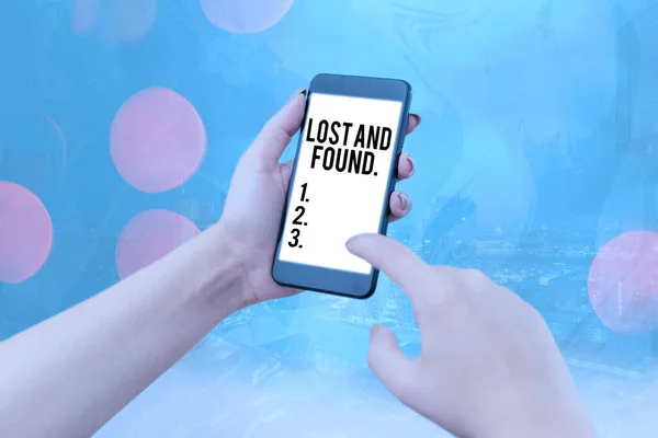 Escritura manual conceptual mostrando Lost And Found. Texto de la foto de negocios un lugar donde los artículos perdidos se almacenan hasta que reclaman . — Foto de Stock
