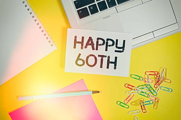 Piszę notatkę z Happy 60Th. Biznesowe zdjęcie prezentujące radosną okazję do specjalnego wydarzenia, aby zaznaczyć 60. rok markera Laptop kwadratowy arkusz spiralny notatnik koperta kolorowe tło. — Zdjęcie stockowe
