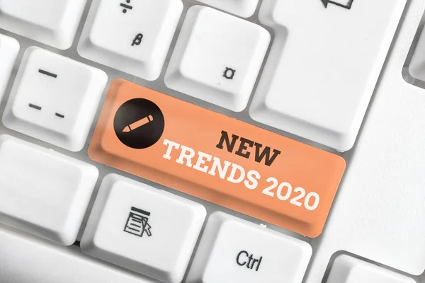 Escritura a mano de texto New Trends 2020. Concepto que significa dirección general en la que algo se está desarrollando . — Foto de Stock