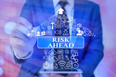 El yazısı metin yazma Risk Ahead. Kavram anlamı Hasar, yaralanma, sorumluluk, kayıp olasılığı veya tehdidi.