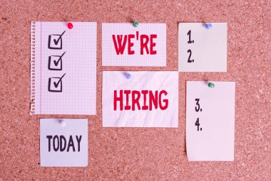 Kavramsal el yazısı işe aldığımızı gösteriyor. Uygulamaları incelemek ve adayları bulmak için iş fotoğrafı metni süreci. Mantar tahta büyüklüğünde kağıt raptiye bilborda uyarı tahtası.