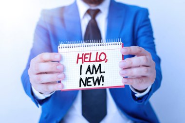 Hello I 'm New' i gösteren bir not yazıyorum. İş fotoğraflarında kullanılan selamlama ya da telefon görüşmelerine başlanır. Önünde boşluk olan boş bir kağıt tutar..