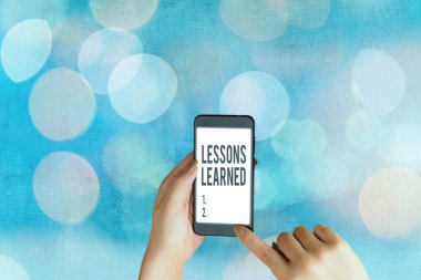 El yazısı dersleri öğrenildi. Tecrübeyle kazanılan bilgi ya da anlayış anlamında kavram.