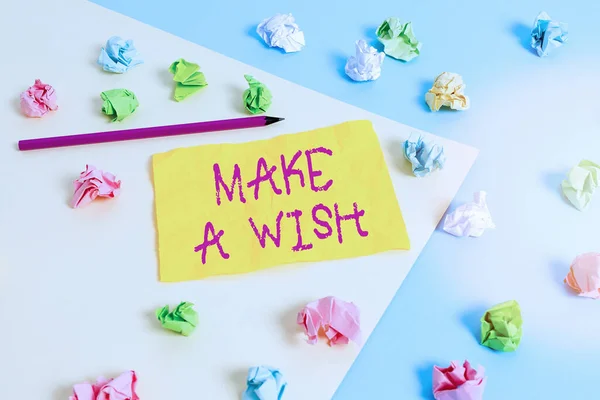 Texto de escrita de palavras Make A Wish. Conceito de negócio para desejar uma situação que é diferente da que existe papéis amassados coloridos vazio lembrete azul amarelo fundo clothespin . — Fotografia de Stock