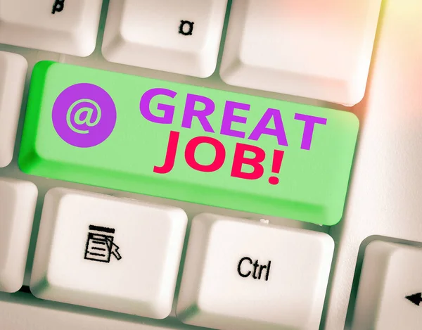 Harika İş 'i gösteren bir not yazıyorum. Birine iyi bir şey yaptığını söyleyen iş fotoğrafı sergileniyor..