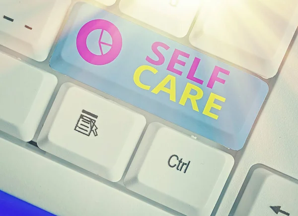 Escrevendo nota mostrando Self Care. Foto de negócios mostrando a prática de tomar medidas para melhorar a própria saúde . — Fotografia de Stock