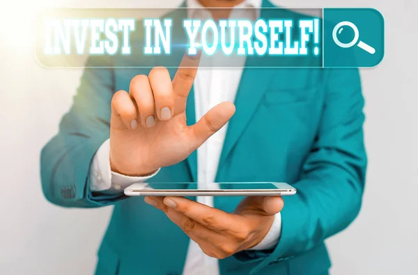 Conceptuele handschrift toont Invest In Yourself. Business foto tekst nvesting in een coach of een opleiding om nieuwe dingen te leren. — Stockfoto