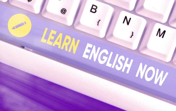 Texto para escribir palabras Aprende inglés ahora. Concepto de negocio para obtener o adquirir conocimientos y habilidades del idioma inglés . — Foto de Stock