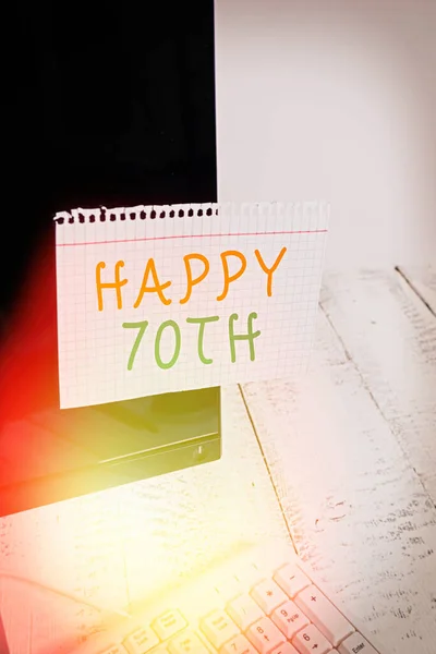 Konceptualne pismo ręczne pokazujące Happy 70Th. Biznesowe zdjęcie prezentujące radosną okazję do specjalnego wydarzenia z okazji 70-lecia Notacja papier monitor komputera w pobliżu białej klawiatury. — Zdjęcie stockowe