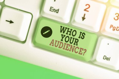 El yazısı metin Kim Sizin İzleyici Soru. Onu kimin izlediği veya dinlediği kavram anlamı.